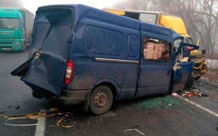 На Харківщині маршрутка влетіла у вантажівку, четверо пасажирів загинули