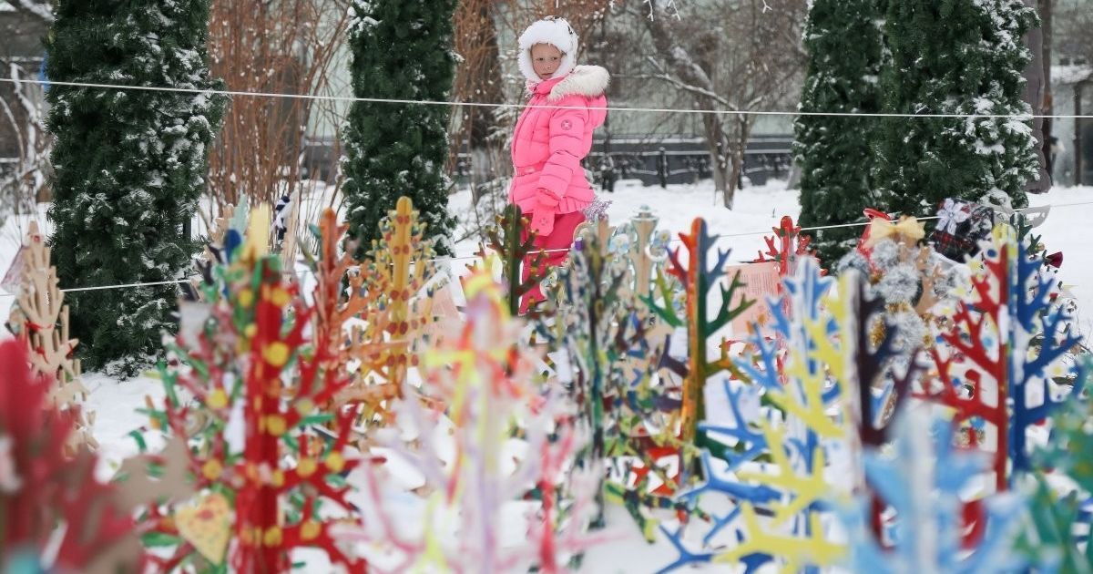 Галявина, на якій встановлені фанерні новорічні ялинки з handmade прикрасами, які зробили школярі столиці, в Києві. У Києві відбулася реєстрація рекорду "Найбільша в Європі галявина ялинок зі штучних дерев, прикрашених "handmade" прикрасами".