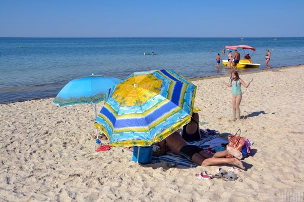 В одній з країн ЄС заборонили парасольки на пляжах: що варто