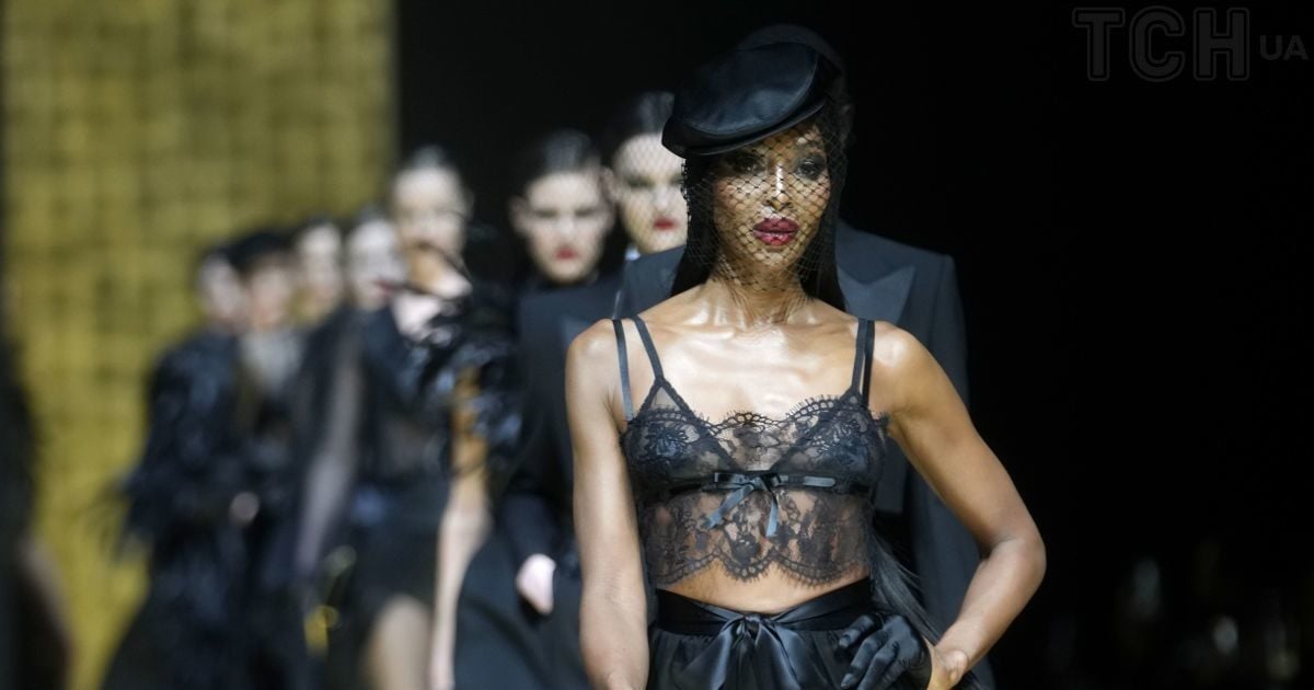 ハ*き様 Dolce&Gabbanaシルクピンクローズ　ノースリーブペプラム　ボ Супермодель Наоми Кэмпбелл вышла на подиум показа Dolce & Gabbana