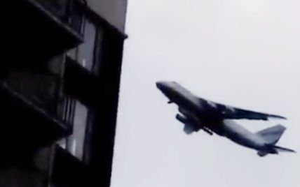 Жители Бучи всполошились из-за самолета, который пролетел низко над 9-этажкой