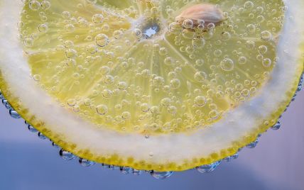 Боль может быть невыносимой: врач рассказал, почему во время COVID-19 нельзя объедаться лимонами