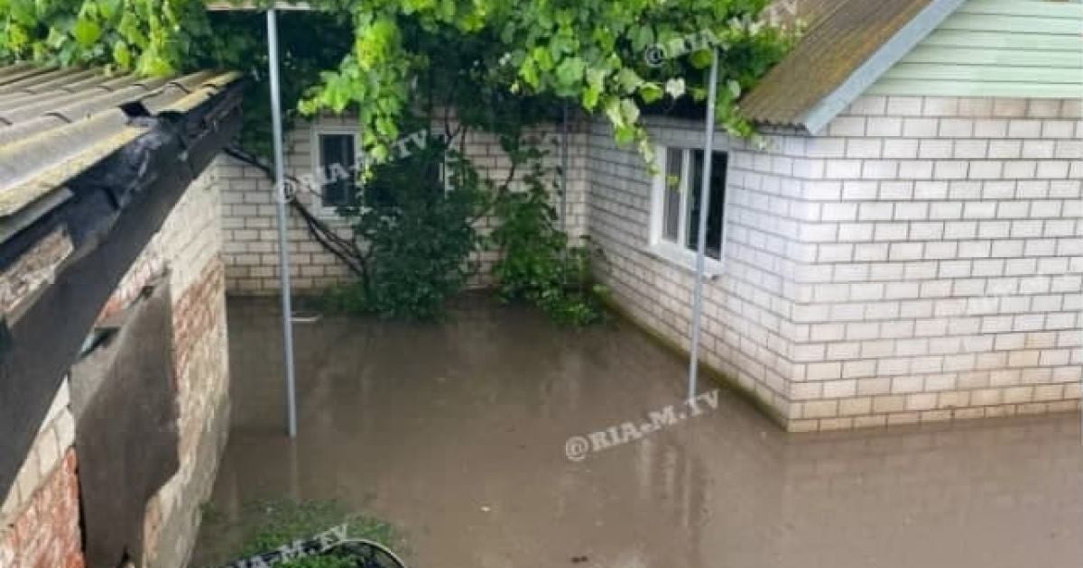 Затопленные и разрушенные дома и размытые: в Сети показали последствия непогоды в Мелитополе (фото, видео)