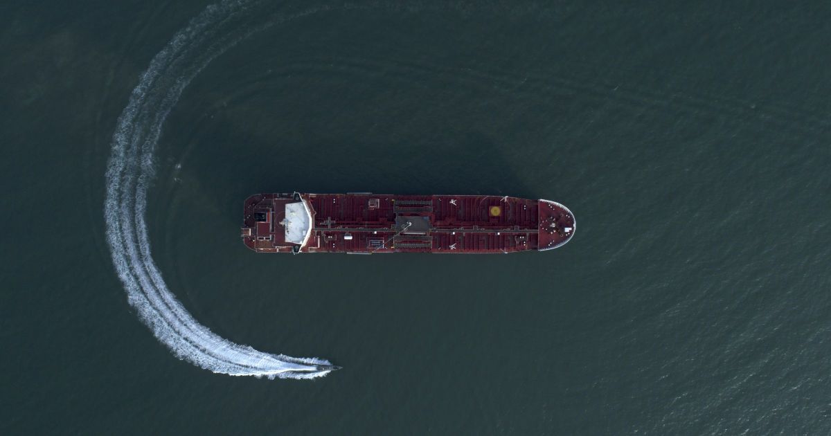 Иран отпустил часть моряков с захваченного британского танкера