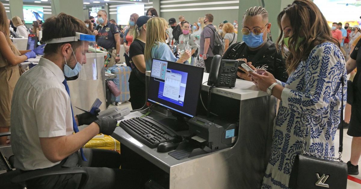 Тести на коронавірус в аеропортах неефективні - британський лікар