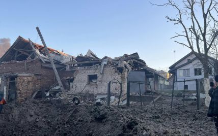 Величезна вирва та пошкоджені будинки: Росія вдарила ракетою по селу під Львовом (фото)