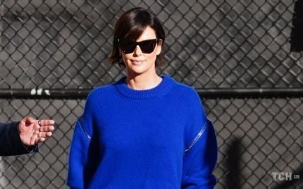 У синьому пуловері та вініловій спідниці: ефектна Шарліз Терон відвідала шоу