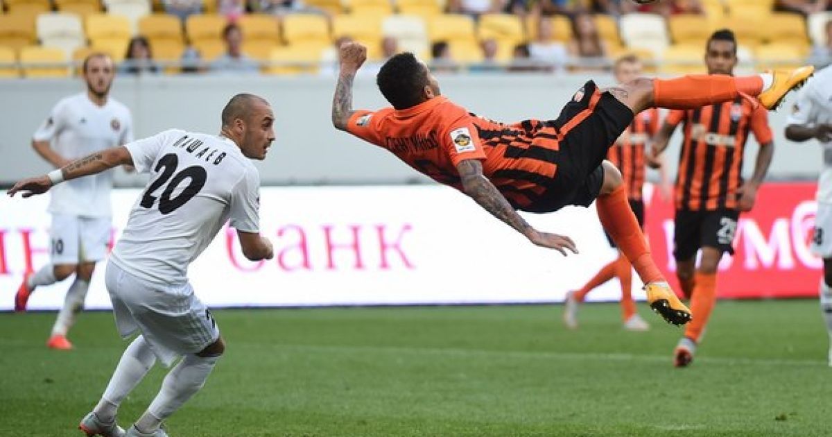 Полузащитник "Шахтера" Дентиньйо красиво пробивает в падении через себя. Фото ФК "Шахтер".