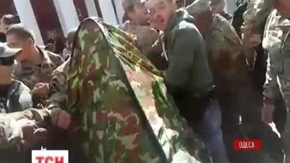 В Одессе возле горсовета произошла стычка между активистами антимэрского майдана и охраной
