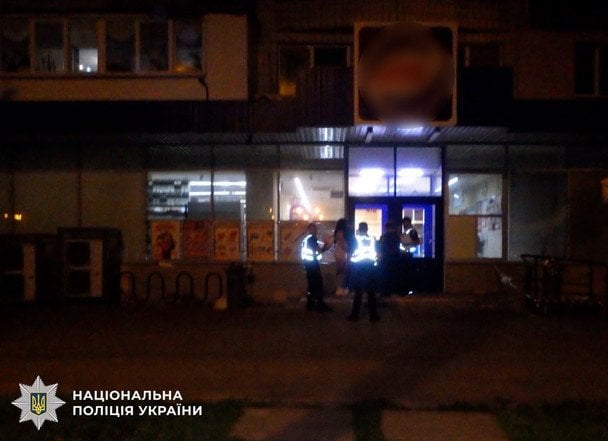 20-річна дівчина вибила двері крамниці через відмову продати алкоголь / © Поліція Києва
