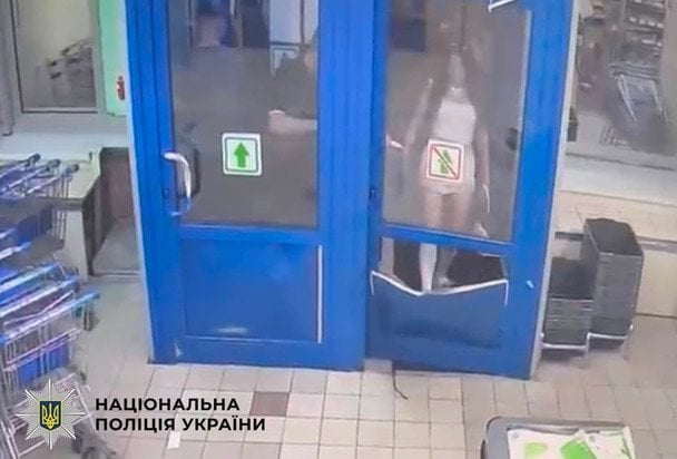20-річна дівчина вибила двері крамниці через відмову продати алкоголь / © Поліція Києва