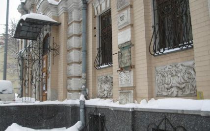 В Киеве вандалы украли уникальный бюст Леси Украинки с фасада музея поэтессы