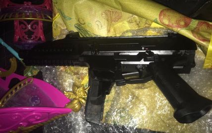 У гості з кулеметами: на кордоні затримали чеченця, який сховав вогнепальну зброю в іграшки
