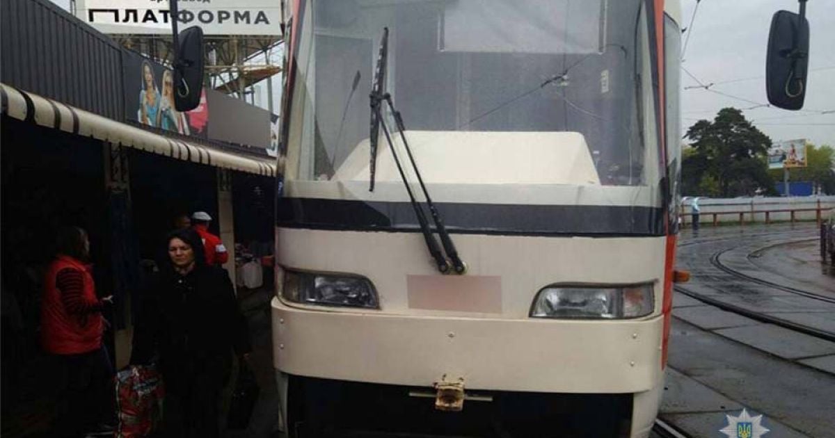 У трамвай влетів шмат заліза_3 / © Поліція Києва / Facebook