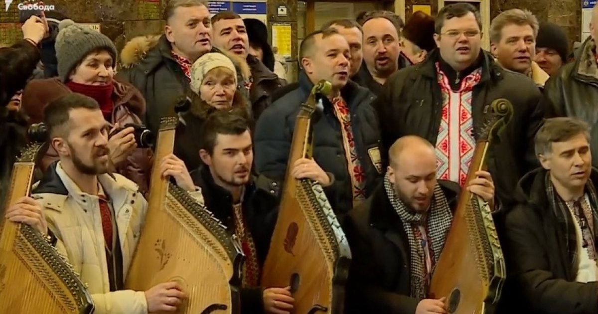 У Києві на залізничному вокзалі капела бандуристів виконала "Щедрика"