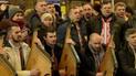 В Киеве на железнодорожном вокзале капелла бандуристов исполнила "Щедрик"