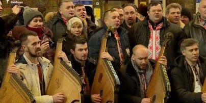 У Києві на залізничному вокзалі капела бандуристів виконала "Щедрика"