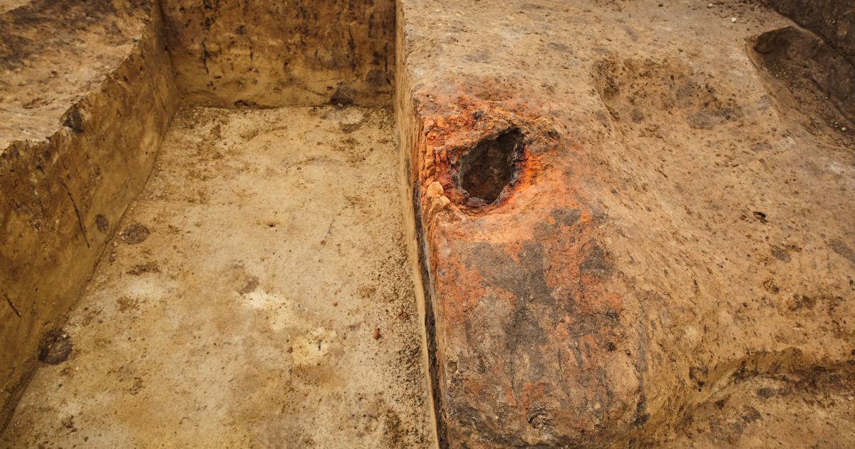 Во Львовской области во время ремонта дороги выкопали тысячелетний железоплавильный горн (фото)