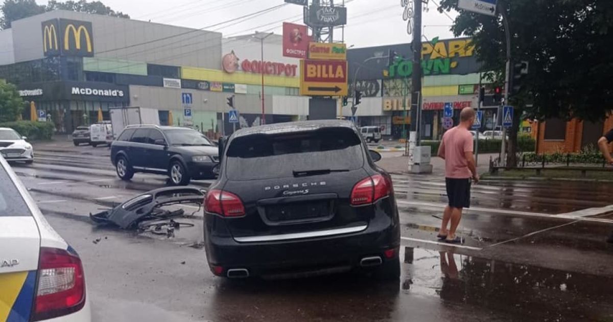 У Борисполі Porsche Cayenne врізався у світлофор