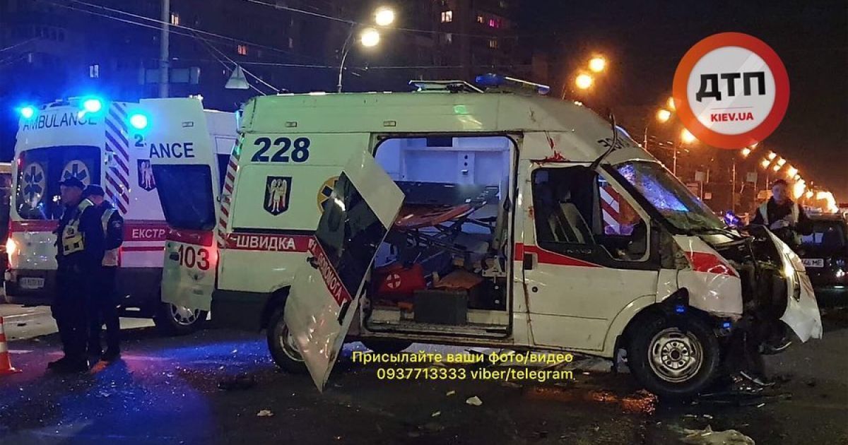 В Киеве карета "скорой" с ребенком в салоне влетела в авто. Есть погибшие и пострадавшие