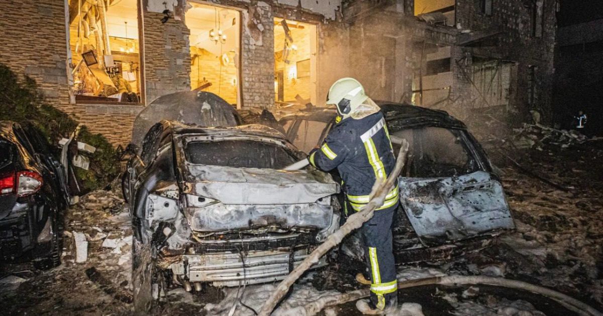 Наслідки ракетного удару по готелю в Харкові