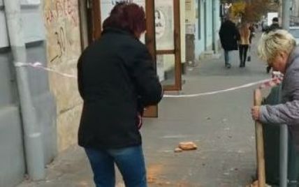 Дома "сыпятся на голову": во Львове часть фасада обвалилась на тротуар (фото, видео)
