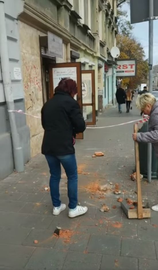 Будинки "сипляться на голову": у Львові частина фасаду обвалилася на тротуар (фото, відео)