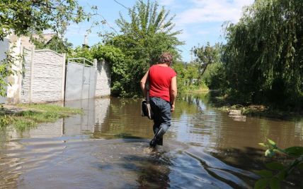 Машины плыли по дверцы в воде: юг и восток Украины пострадал от непогоды