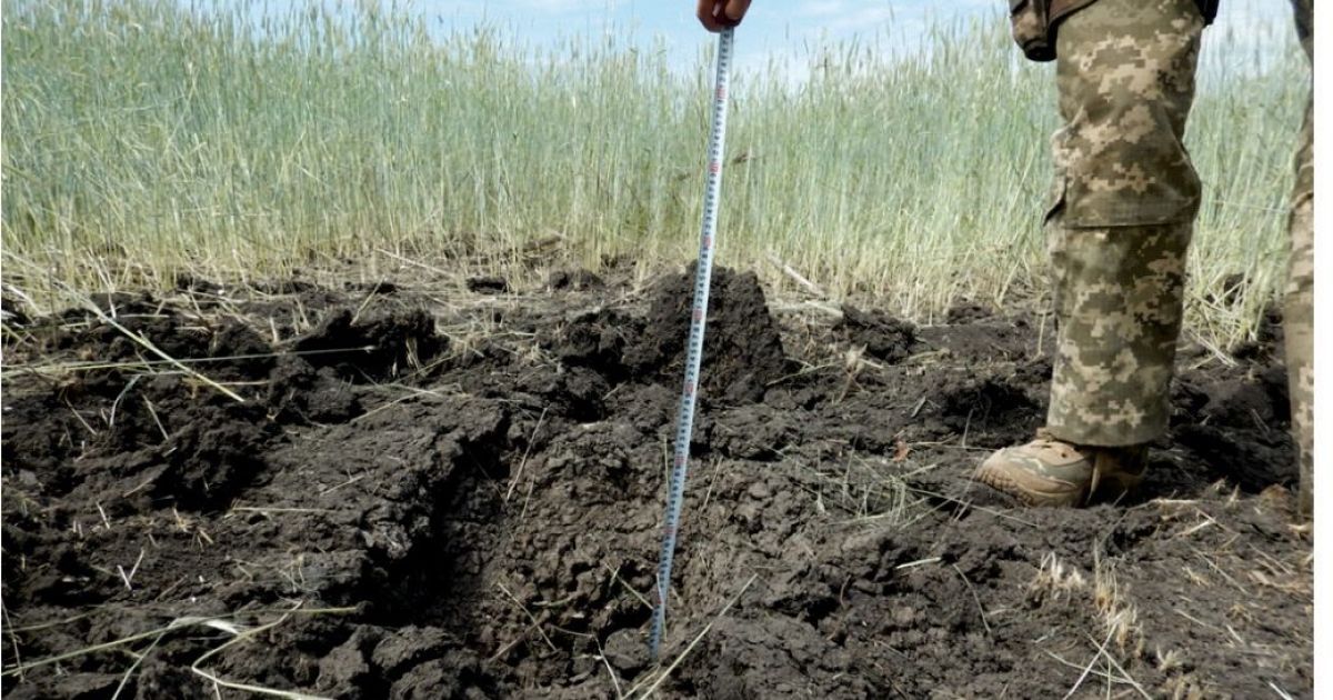 СЦКК опубликовал фото свежей воронки от обстрелов мирных сел на Донетчине