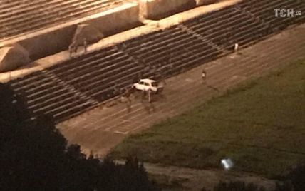 В Киеве ночью неизвестные устроили дрифт на стадионе НАУ