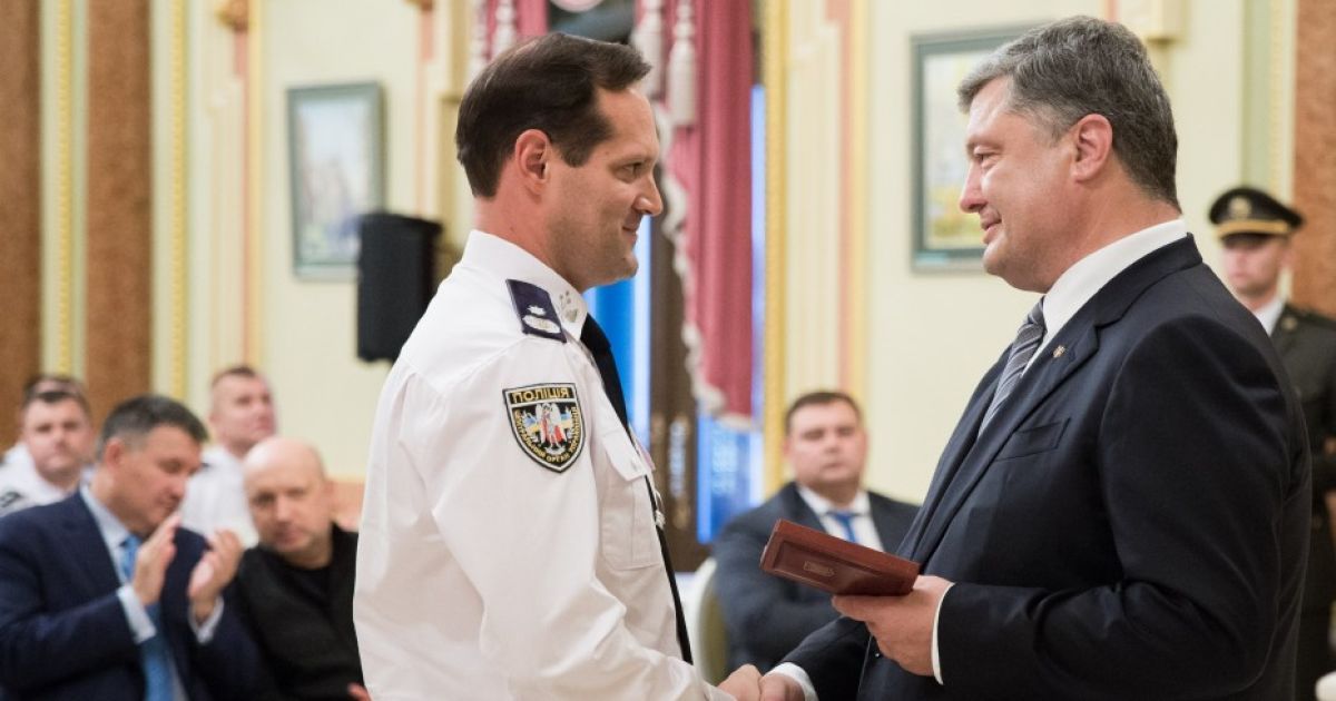 Порошенко нагородив 30 поліцейських