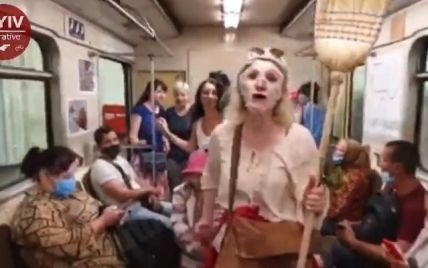 "Коронавірусу не існує!": до пасажирів метро в Києві чіпляються дивакуваті жінки з мітлами