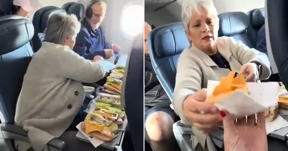 Жінка готувала їжу в літаку під час польоту: відео завірусилося у Мережі