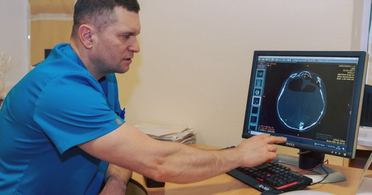 У Києві проведено унікальну операцію, щоб урятувати поранену під час обстрілу багатоповерхівки дівчину