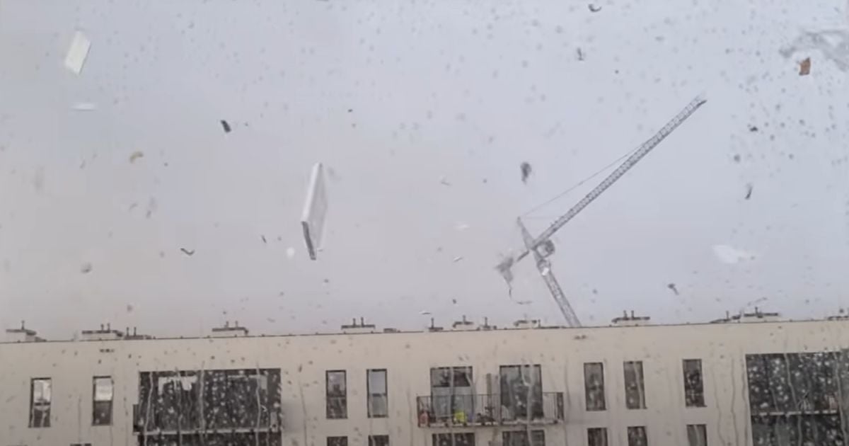 В Кракове ураган повалил строительный кран, есть погибшие: видео