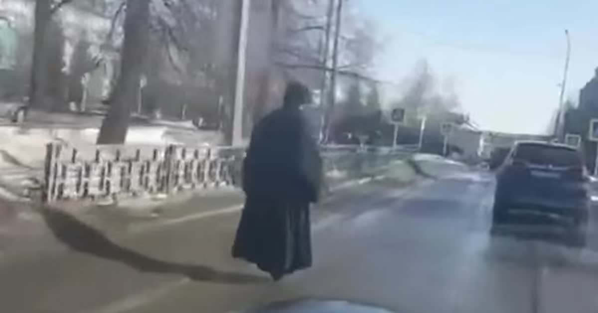 Щоб в заторах не стояти: російський священник увірвався на дороги на моноколесі