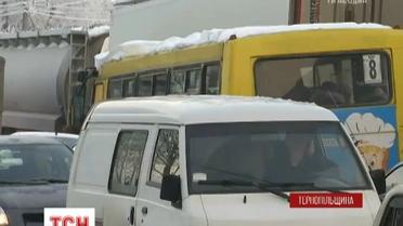 Небезпечна ожеледиця: нерозчищені дороги створюють незручності та затори на заході України