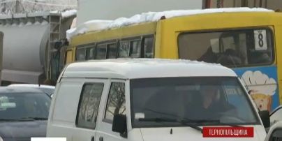 Небезпечна ожеледиця: нерозчищені дороги створюють незручності та затори на заході України