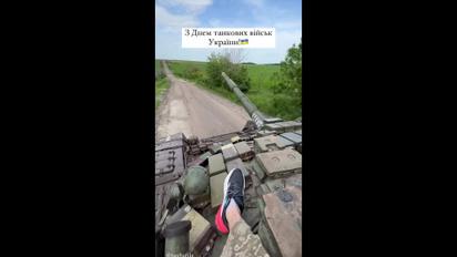 Віталій Козловський показався на танку на фронті
