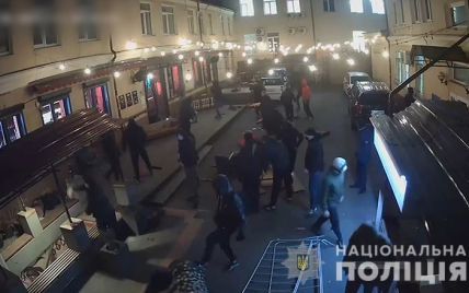 Полиция установила личности погромщиков бара "Хвильовий" в Киеве: двум из них предъявлены подозрения