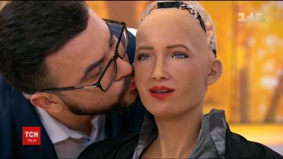 Робот Софія дозволила Руслану Сенічкіну себе поцілувати