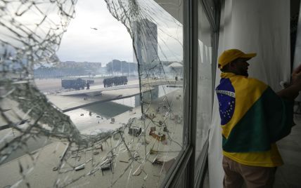 В Бразилии введено чрезвычайное положение в столице: президент обещает наказать протестующих