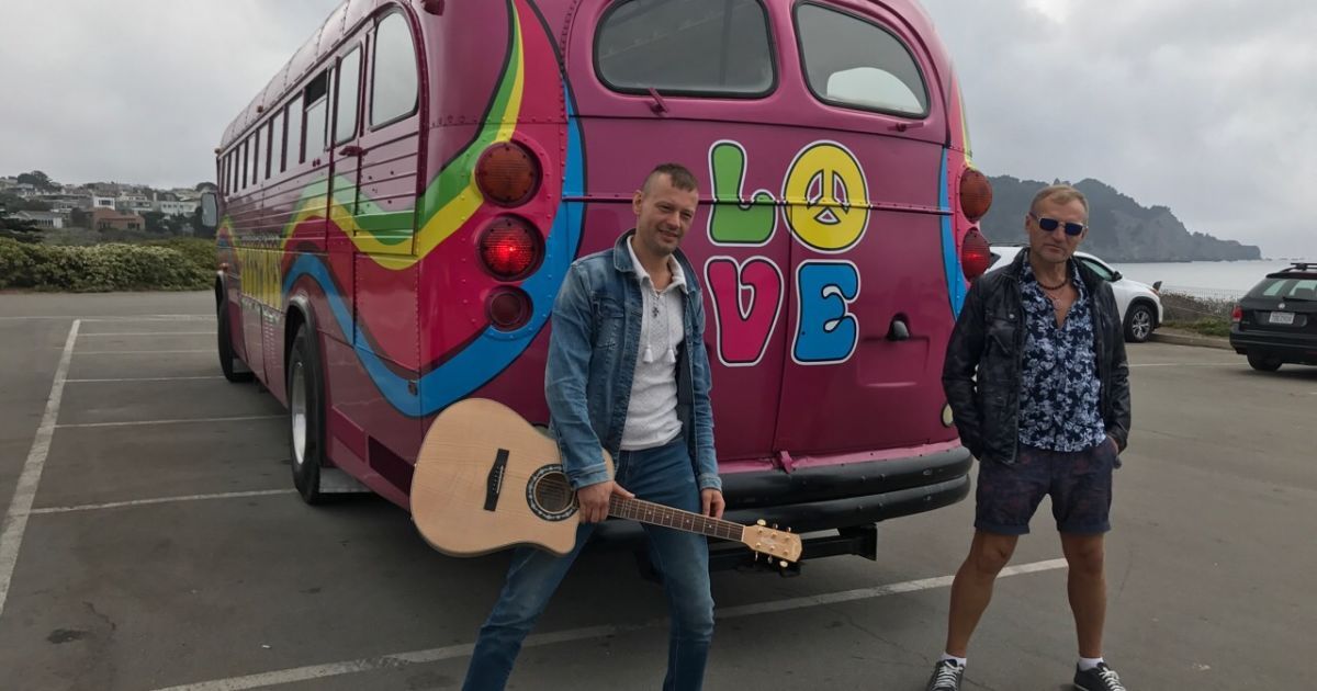 Олег та Євген знялися в імпровізованій фотосесії / © прес-служба Олега Скрипки