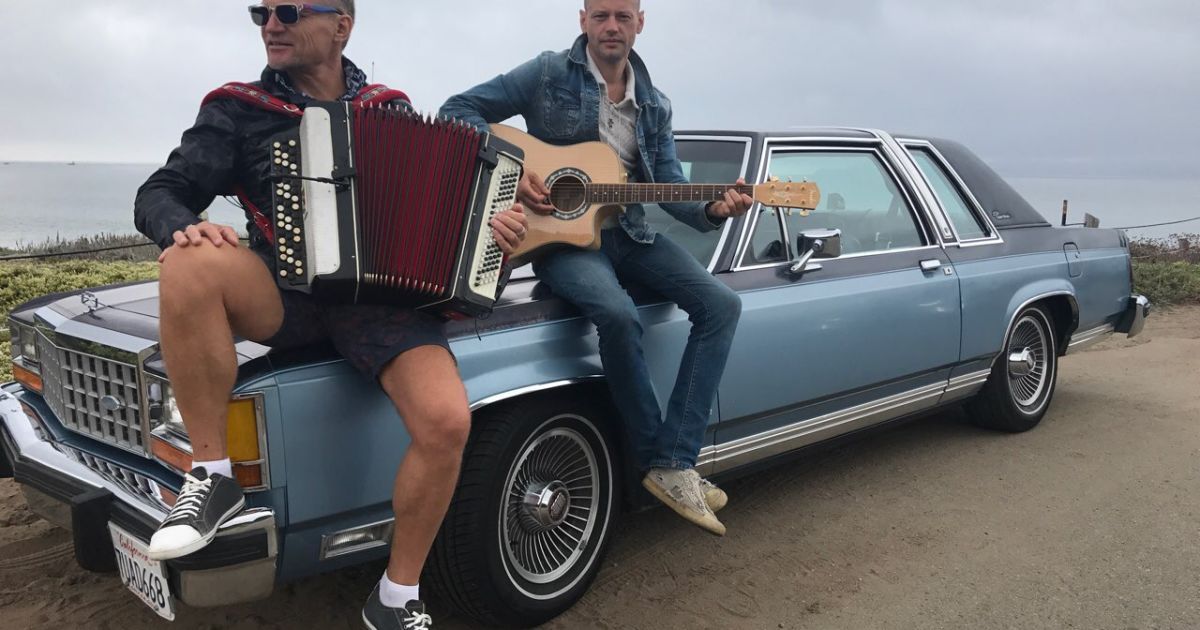 Зірки "ВВ" знялися із ретро-автівками / © прес-служба Олега Скрипки