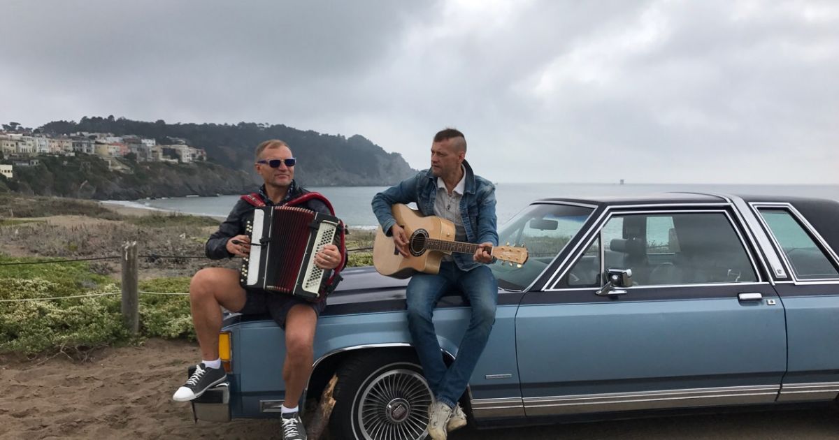 Зірки "ВВ" Скрипка та Рогачевський заспівали "Несе Галя" в американському шоу / © прес-служба Олега Скрипки