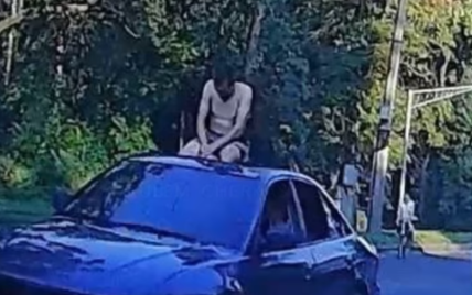 Сидел на крыше автомобиля: по улицам Черкасс возили обнаженного мужчины (видео)