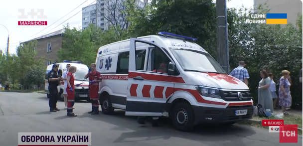 На месте обстрела работают медики