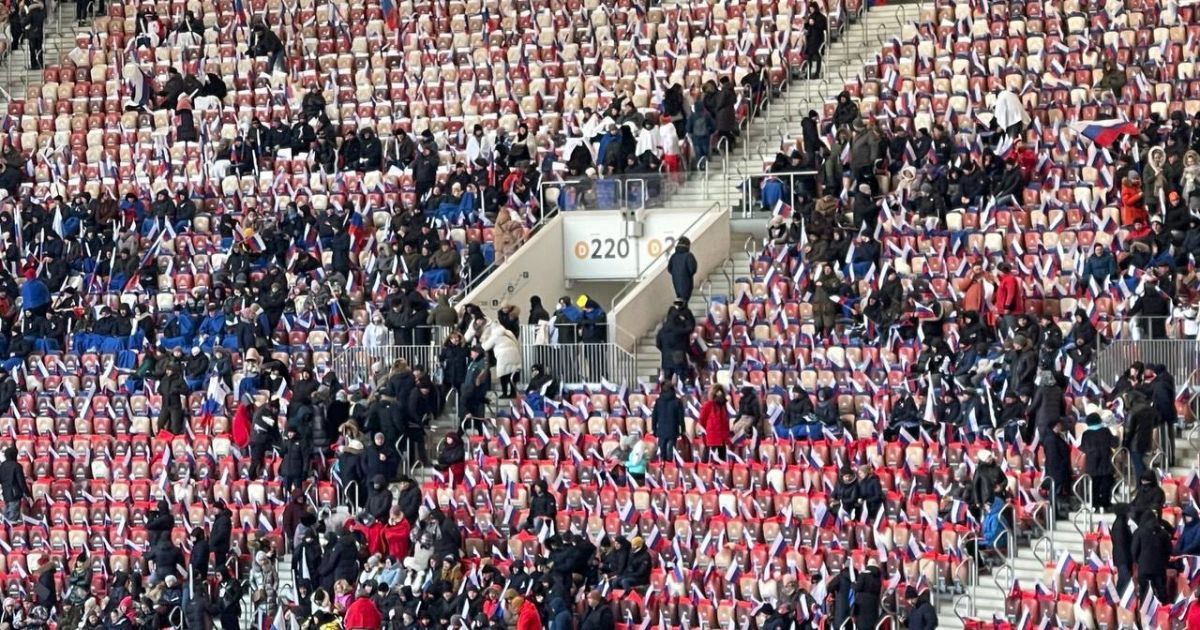 У Лужниках масовку, яка радісно святкувала роковини вторгнення Путіна до України, охороняла ППО (відео)