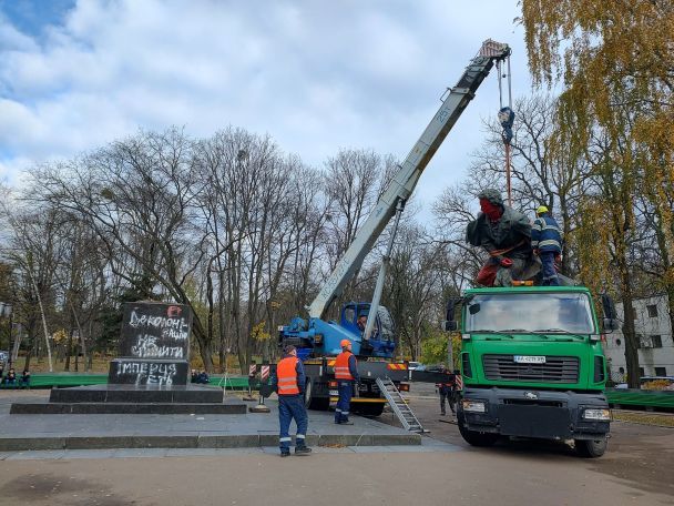 Демонтаж пам'ятника Пушкіну в Києві / Фото з Facebook-сторінки Катерини Пєшко