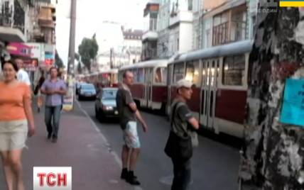 В Киеве из-за ДТП с "Mercedes" с военными номерами было парализовано движение трамваев